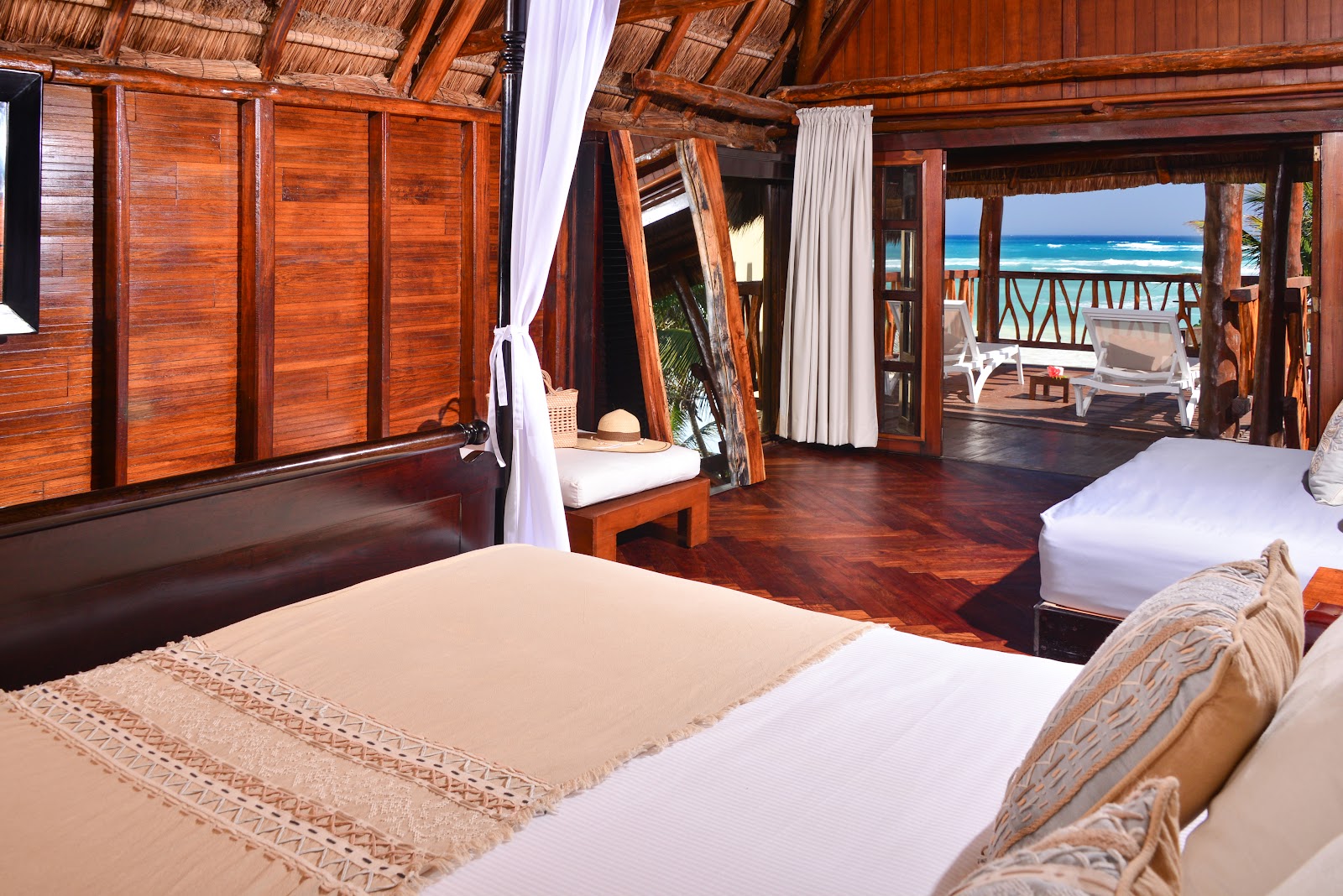 Ana y José guest room with wooden shutters and a view to the terrace