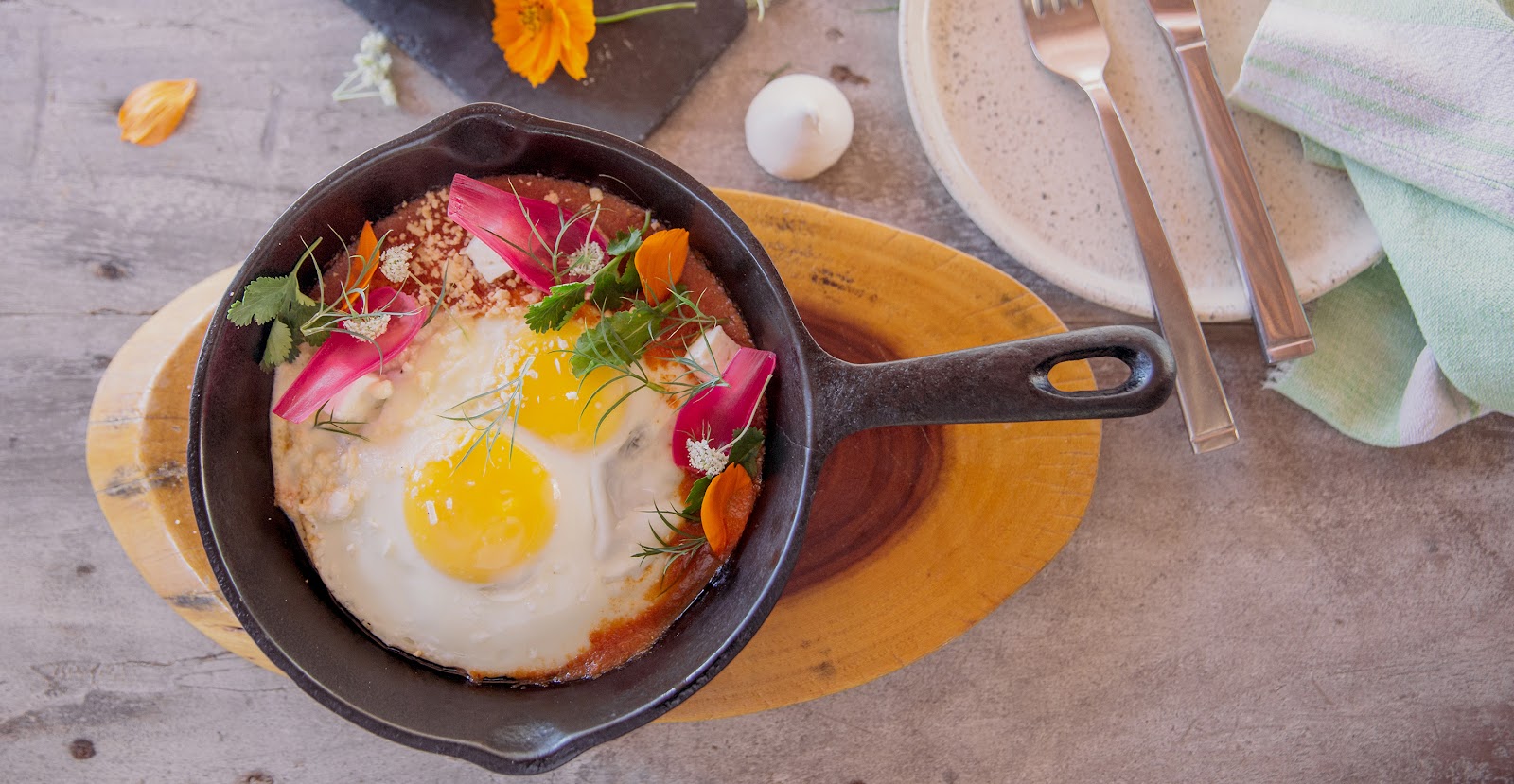 Breakfast eggs served in a skillet