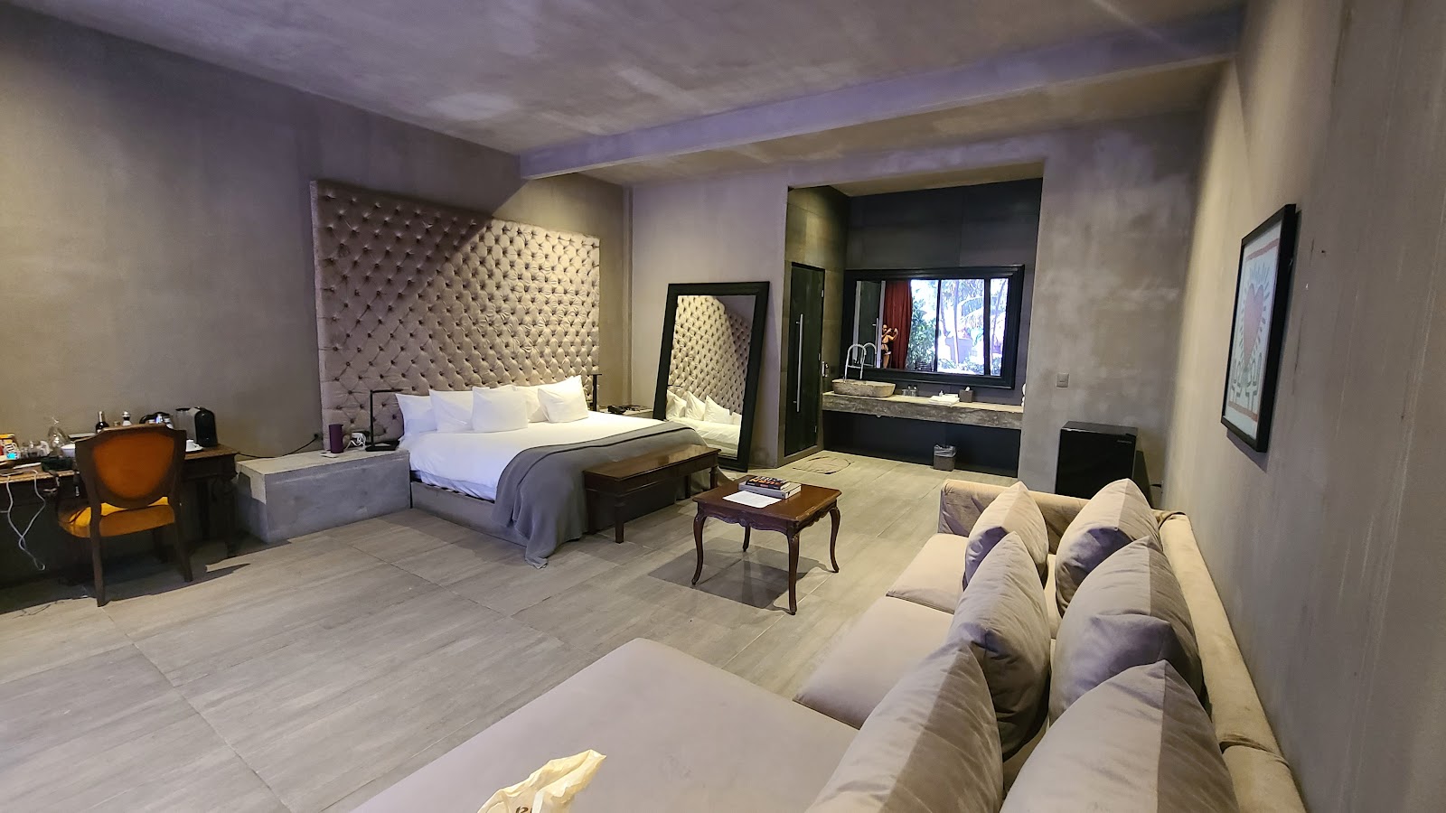 Suite with a sofa and bed at Casa Malca