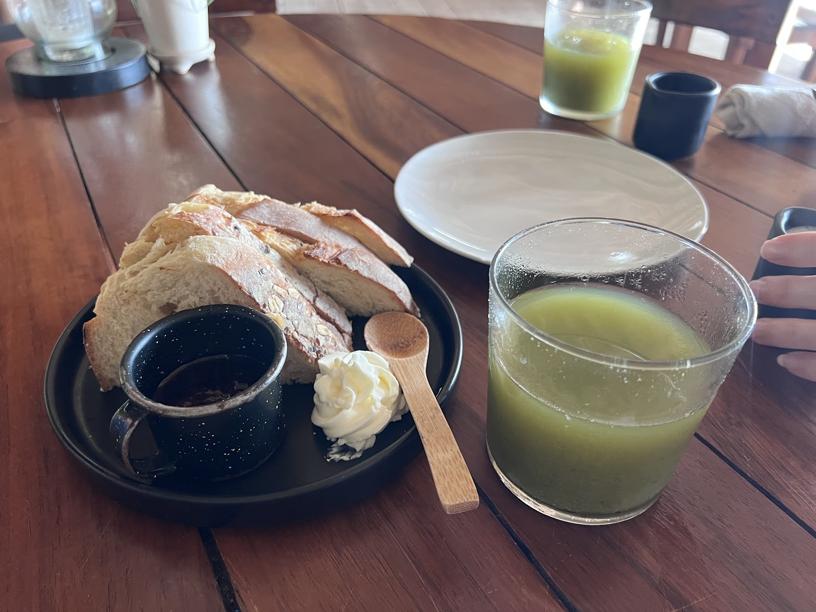 Coffee and green juice served with bread