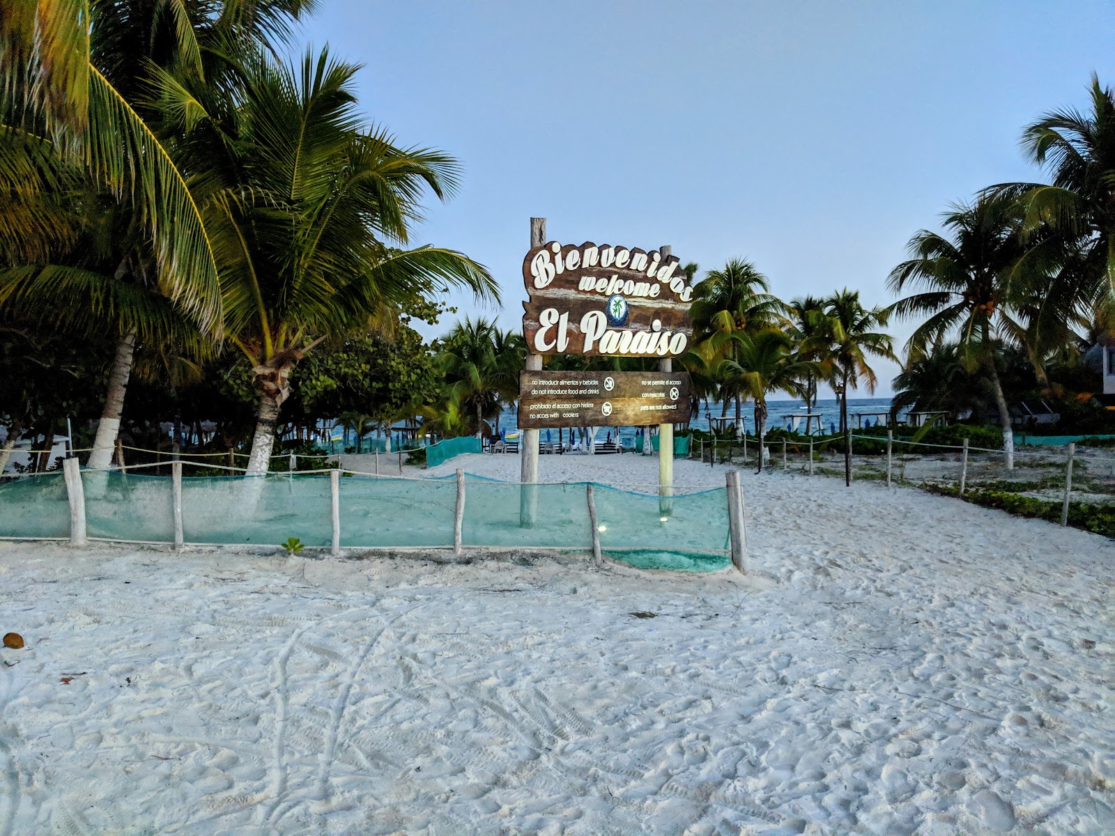 Playa Paraíso sign next to the beach entrance