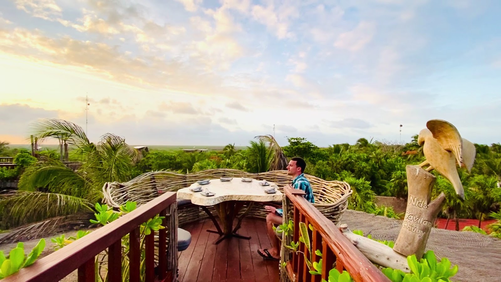 Rooftop terrace with a view over the jungle