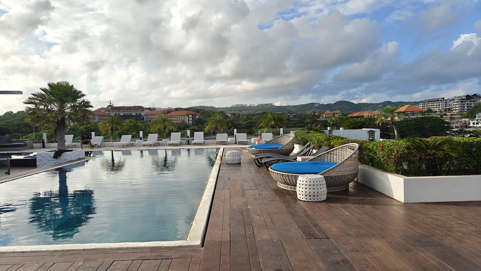 Clifftop pool at Klapa overlooking the ocean in Pecatu